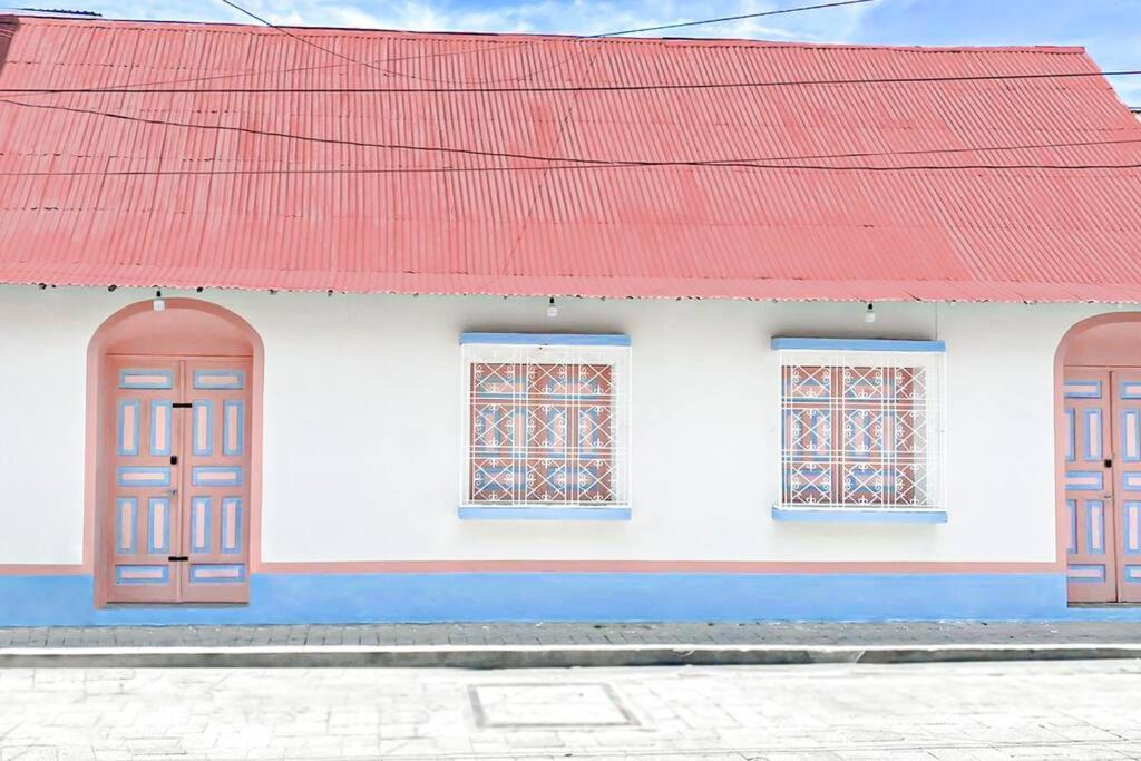 弗洛勒斯Casa Ultra Moderna El Corazón De Flores的红色屋顶的白色和红色建筑