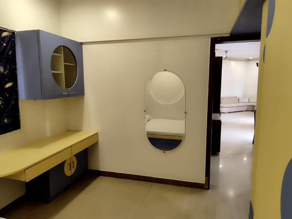 浦那Just homes 2 bhk Service appt的一间带镜子、水槽和床的浴室