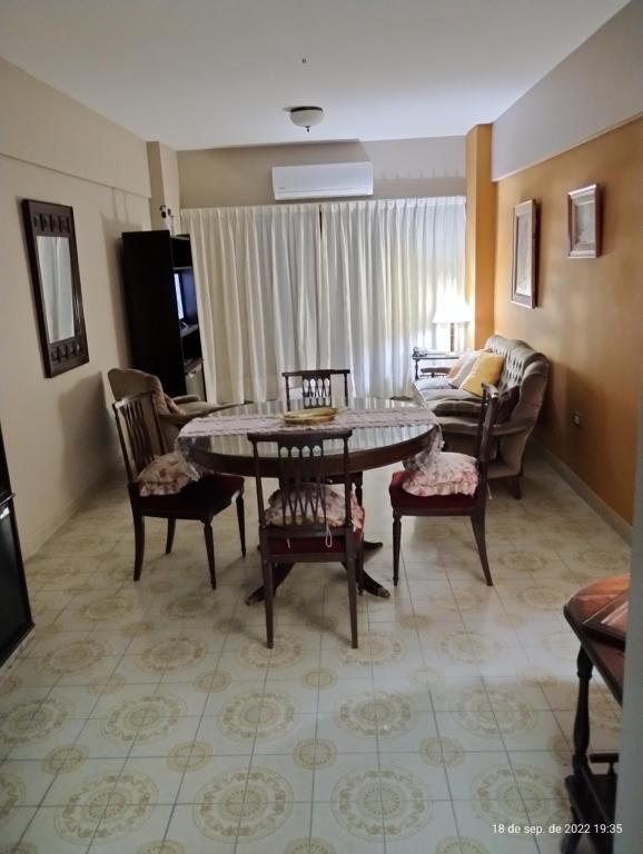 圣米格尔·德·图库玛Dpto céntrico con estacionamiento的客厅配有桌椅和沙发