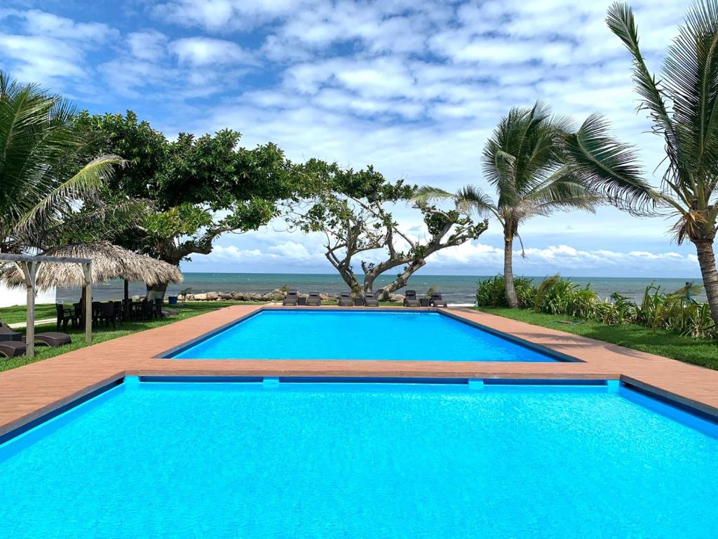 翡翠海岸Mar De Estrellas - Hotel的海景游泳池