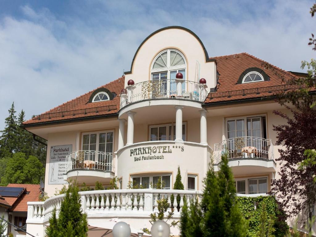 福森拜德法勒巴赫酒店的带阳台的大型白色房屋