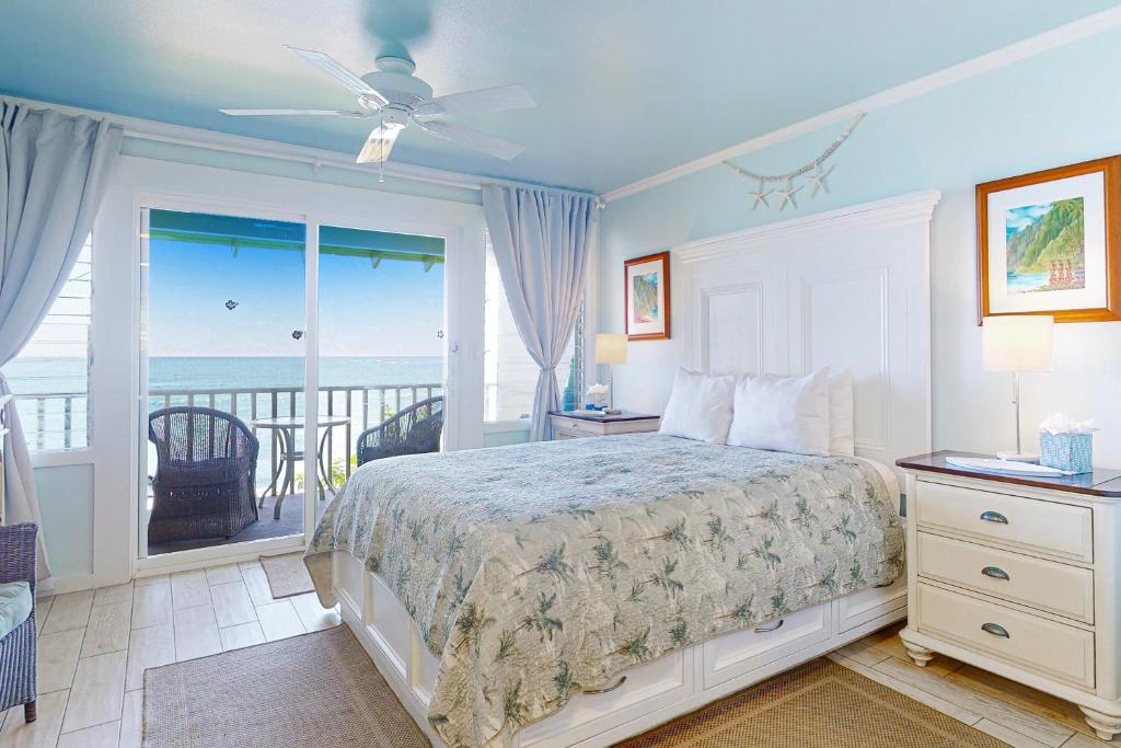 卡帕阿Kapa'a Sands 09的一间卧室设有一张床和一个海景阳台