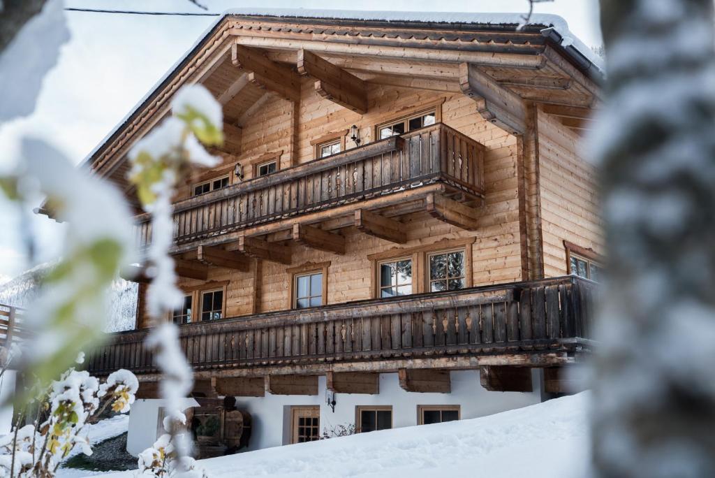 AußervillgratenOberschupferhof的木屋,在雪中设有阳台