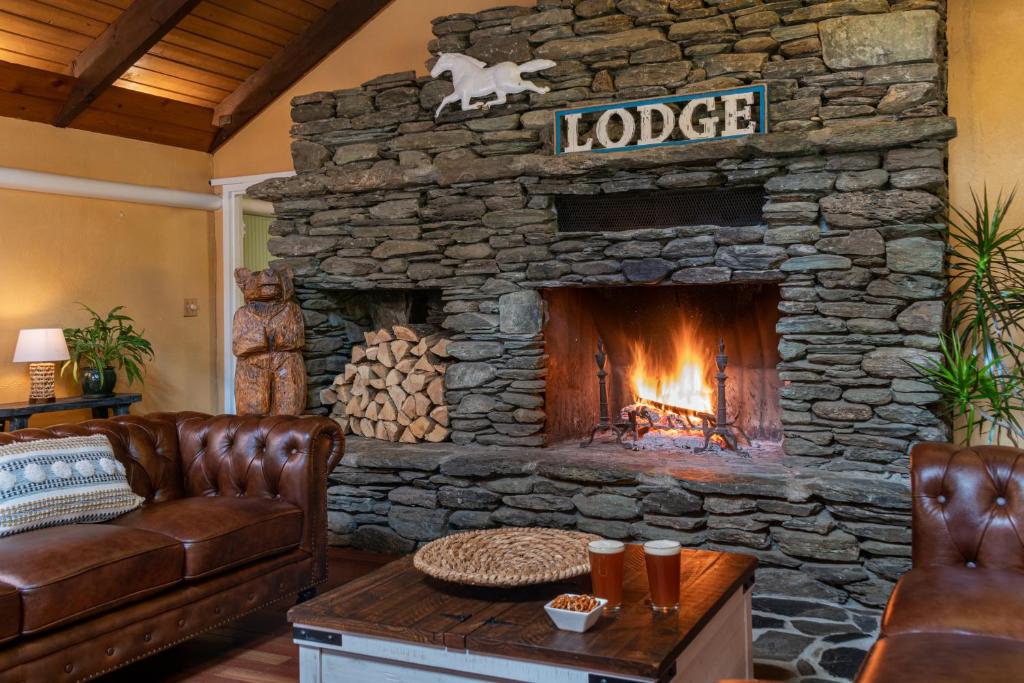 WaitsfieldWhite Horse Lodge的客厅设有大型石制壁炉
