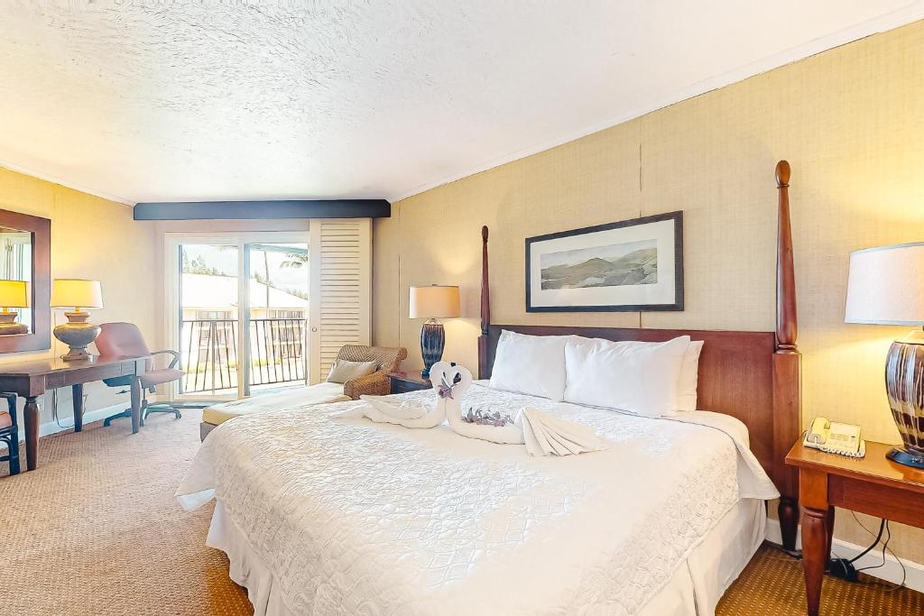 利胡埃Kauai Beach Resort #1317的卧室配有一张白色大床和一张书桌