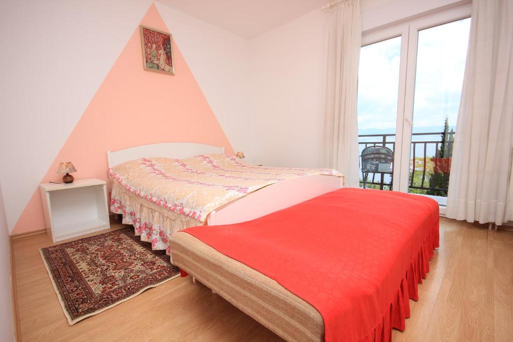 洛夫兰Apartments and rooms by the sea Medveja, Opatija - 2305的一间卧室配有一张带红色毯子的床