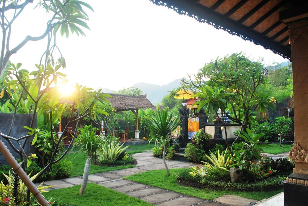 佩母德兰佩母德兰卓佳亚旅馆的享有花园的景色。