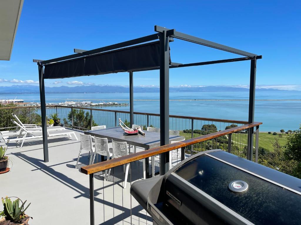纳尔逊Stunning Views over Tasman Bay的阳台享有海景。