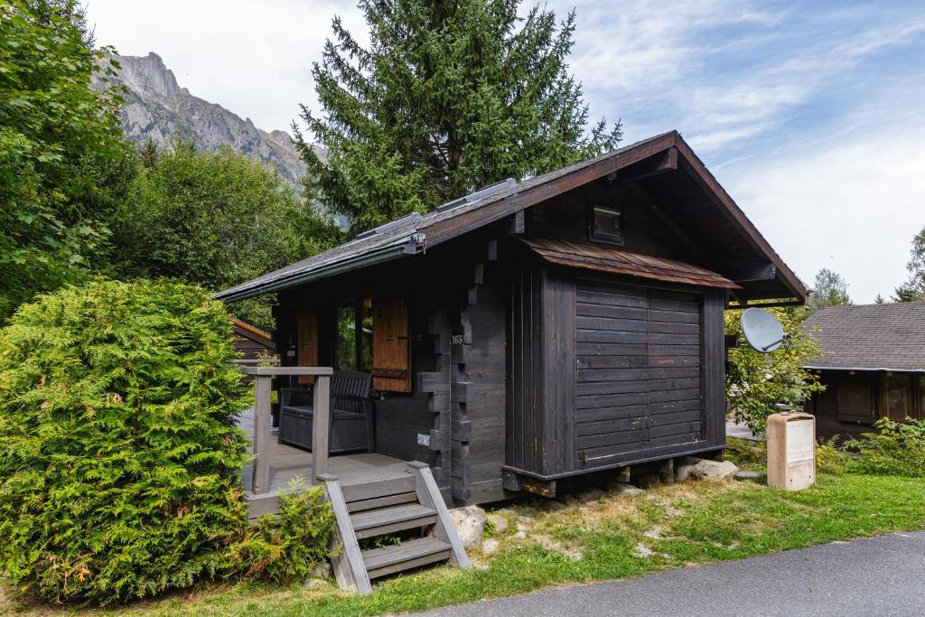 夏蒙尼-勃朗峰Petit Chalet du Mont Blanc - Happy Rentals的一个小小屋,设有通往门的楼梯