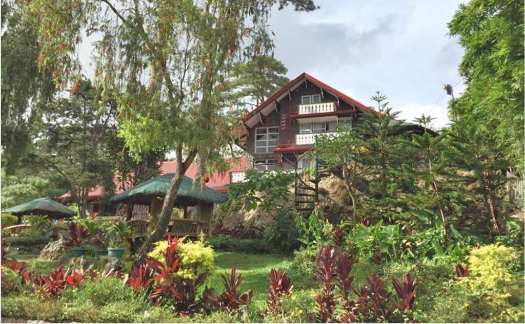 碧瑶Log Cabin Hotel - Safari Lodge Baguio的山顶上带花园的房子