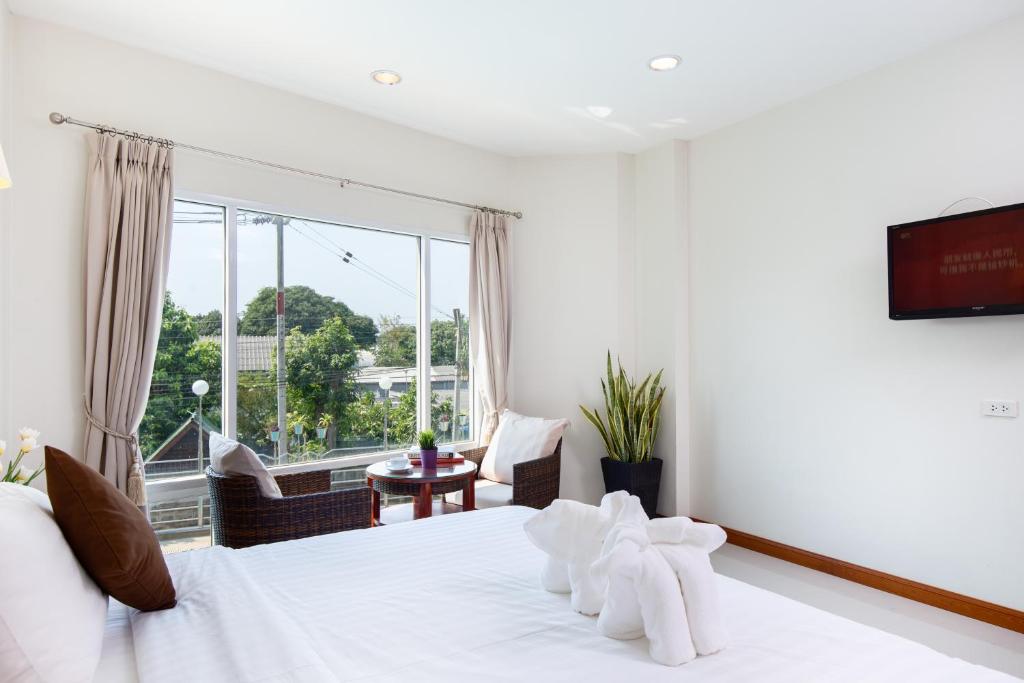北碧Kanchanaburi City Hotel - SHA Extra Plus的卧室设有白色的床和大窗户