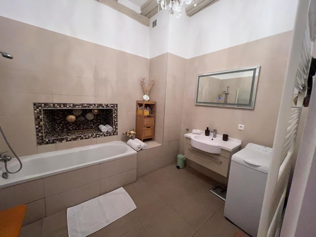 科尔马Gite BI UNS chez Silvana的带浴缸和盥洗盆的浴室