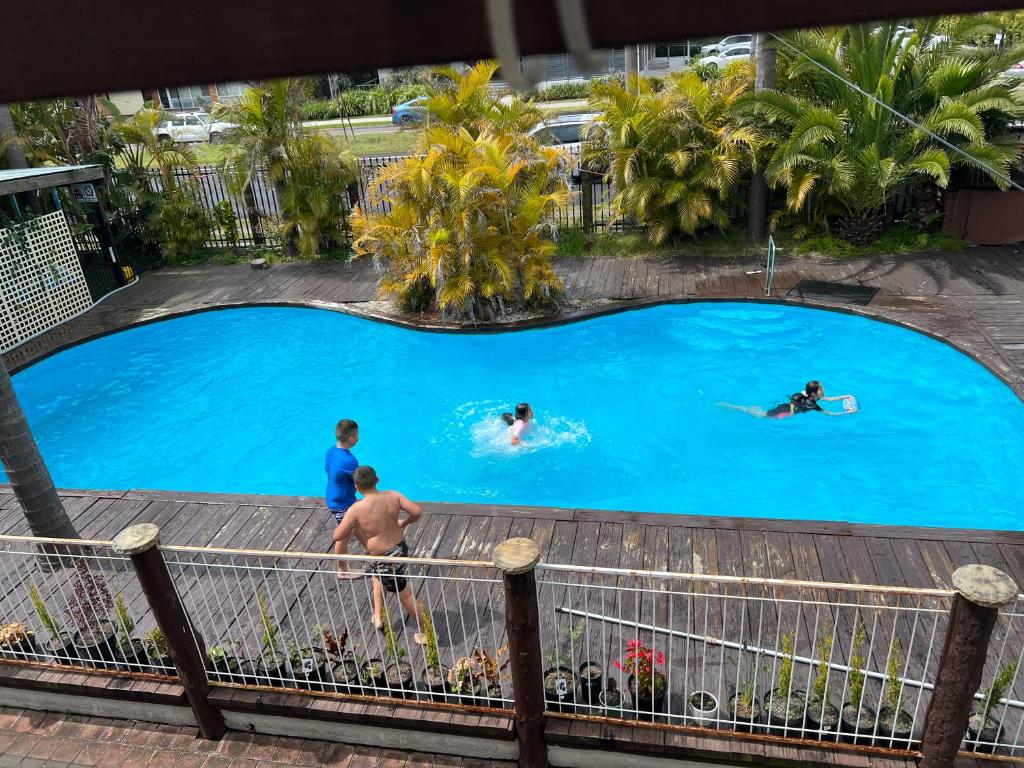 安特兰斯Central Jetty Motel的一群人在游泳池游泳