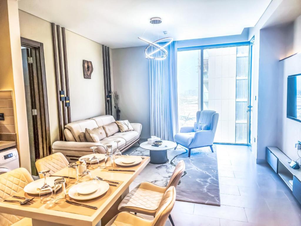 迪拜STAY BY LATINEM Luxury 2BR Holiday Home CV A1409 near Burj Khalifa的客厅配有桌椅