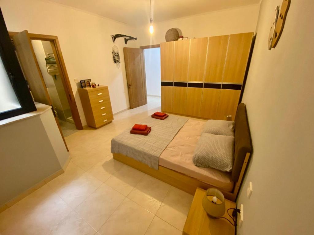 圣保罗湾城Cristina Home的一间卧室配有一张带木制床头板的床