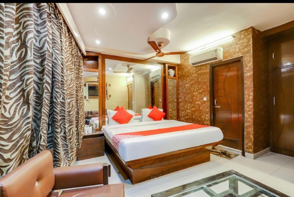 新德里Hotel Roma Deluxe的一间酒店客房 - 带一张床和一间浴室