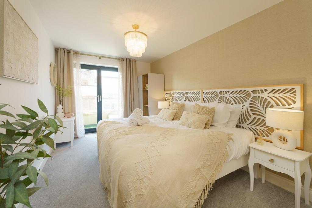 布里斯托Euphorbia - 1 Bedroom Luxury Apartment by Mint Stays的一间卧室设有一张大床和一个大窗户
