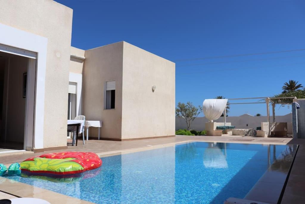 DjerbaMagnifique villa avec piscine的房屋前的游泳池