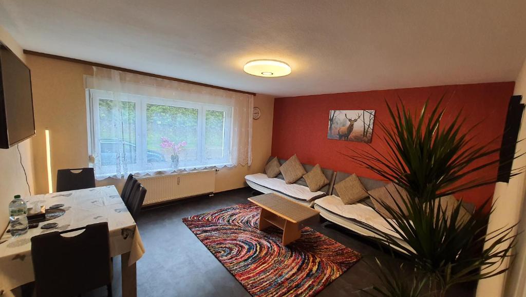 特里贝格Two-Bedroom Apartment near Triberg Waterfall的带沙发和窗户的客厅