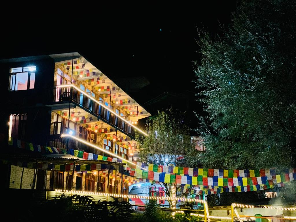 马拉里Hostel 360 Degree的一座晚上有灯的建筑