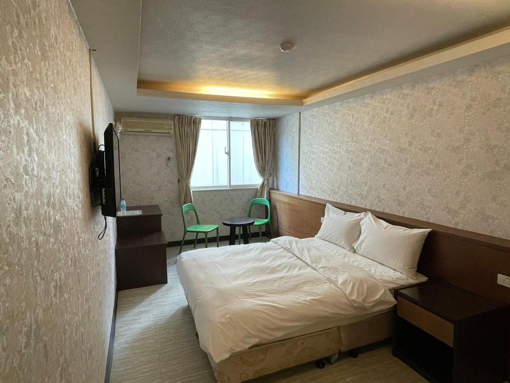 台北苓旅-站前 Lin Inn TMS的酒店客房,配有床和电视