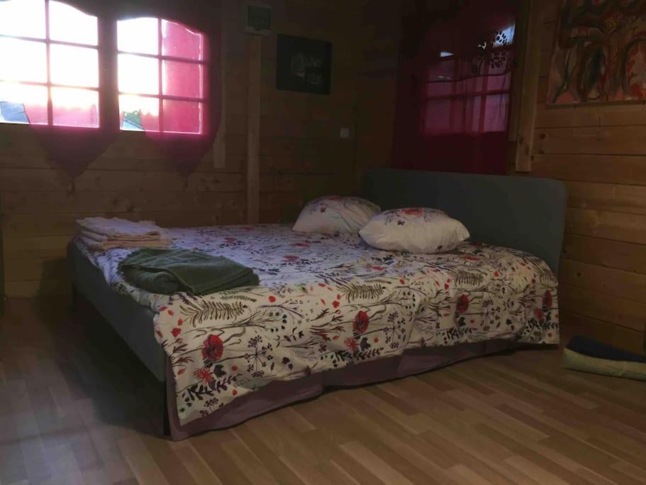 马赛Chalet indépendant的一张床上有两个枕头的房间