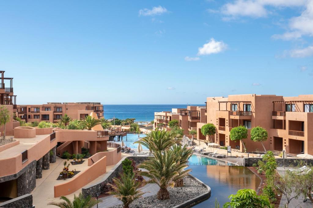 圣米格尔德阿沃纳Barceló Tenerife的享有度假胜地的空中景致,以海洋为背景