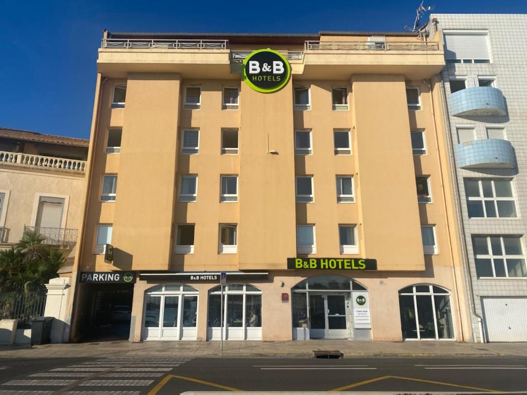 塞特港B&B HOTEL Sète Centre Gare的一座大型建筑,上面标有bbc酒店标志