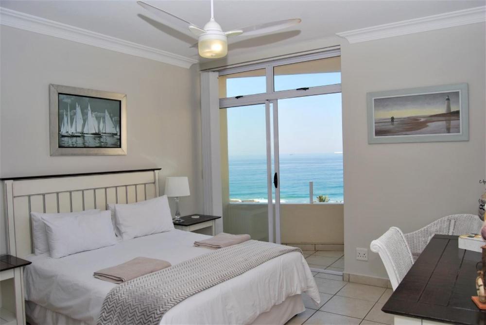 德班53 Sea Lodge Umhlanga Rocks的一间卧室配有一张床,享有海景