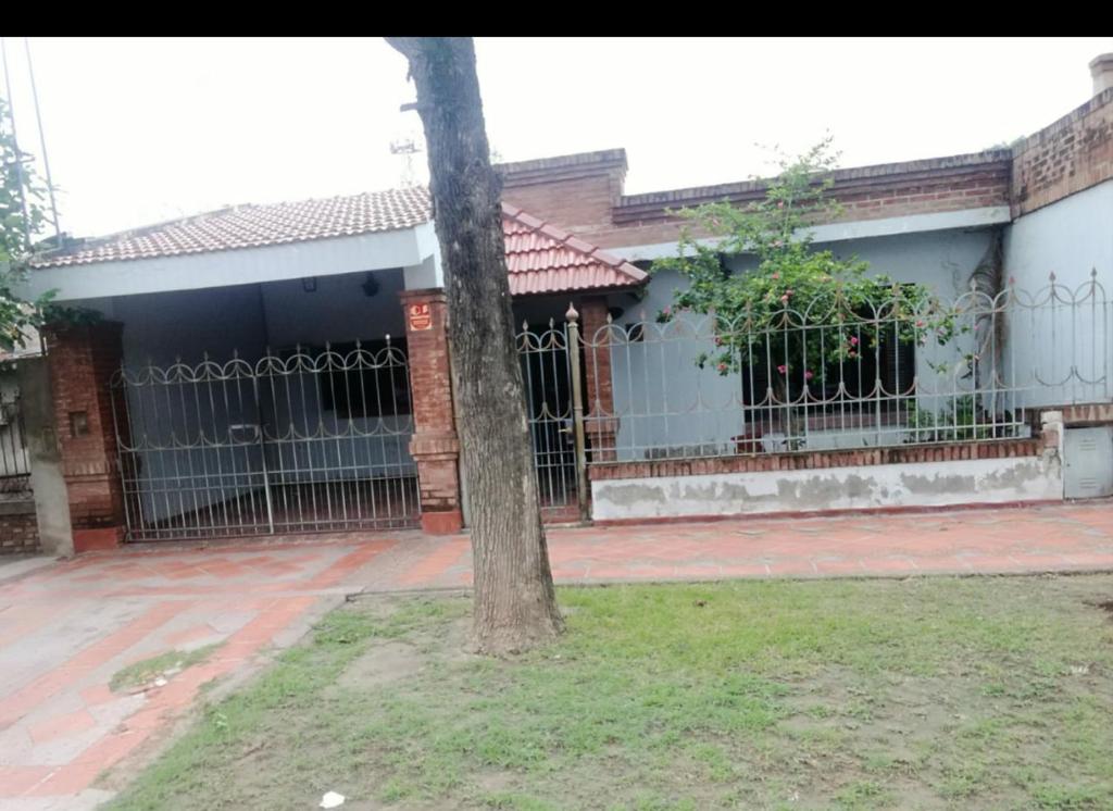 拉班达Avellaneda la banda的院子中带栅栏和树的房子