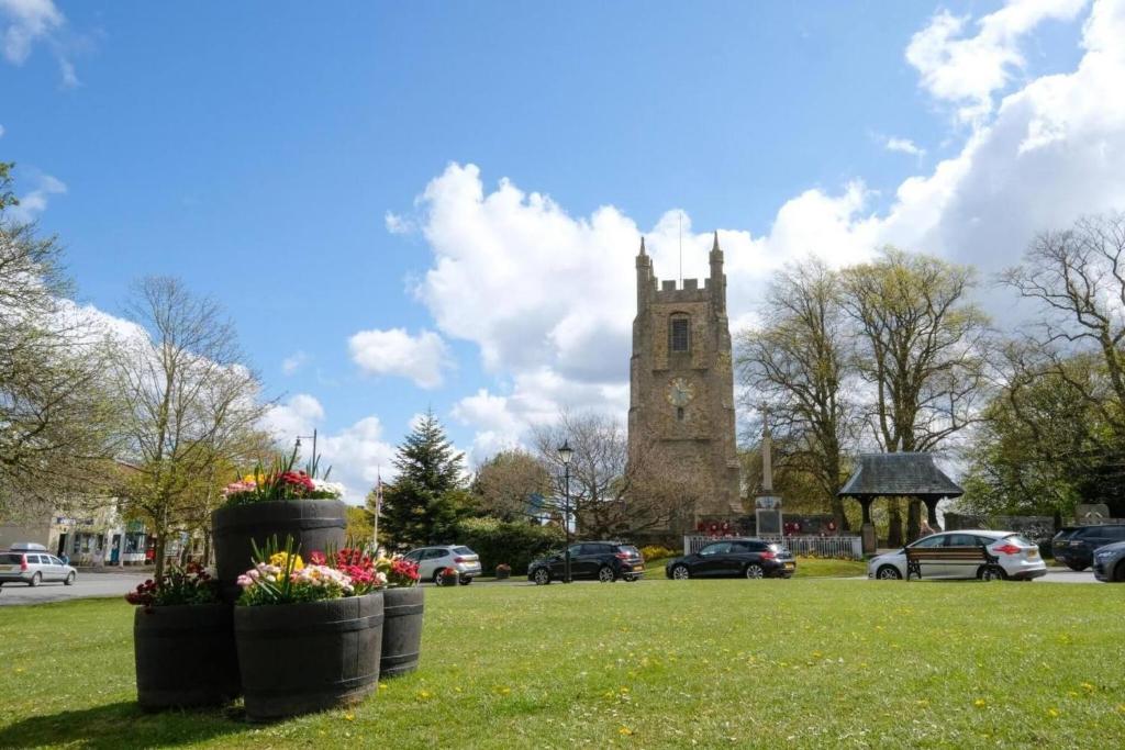 蒂斯河畔斯托克顿Hardwick Haven, Sedgefield - Near Hardwick Hall的公园内一座教堂,教堂内有钟楼