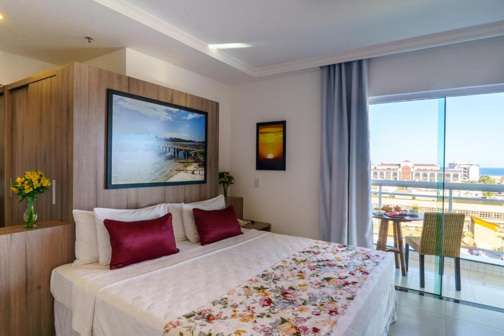 卡波布里奥Oasis Cabo Frio的一间卧室设有一张大床和一个大窗户