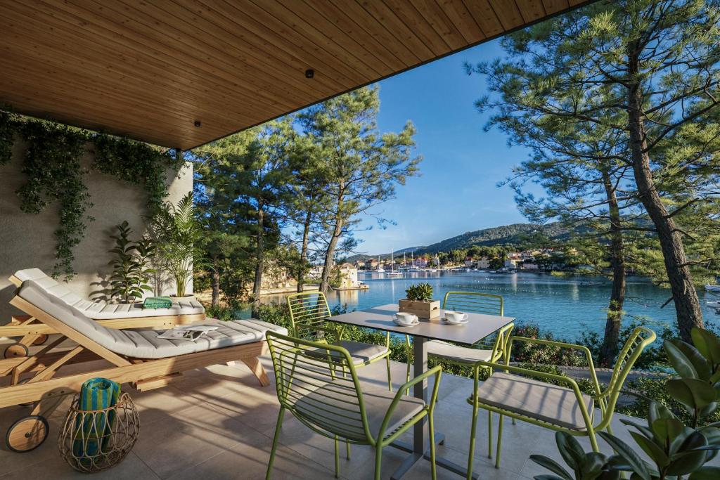 斯塔里格勒Valamar Amicor Green Resort的一个带桌椅的庭院,享有水景