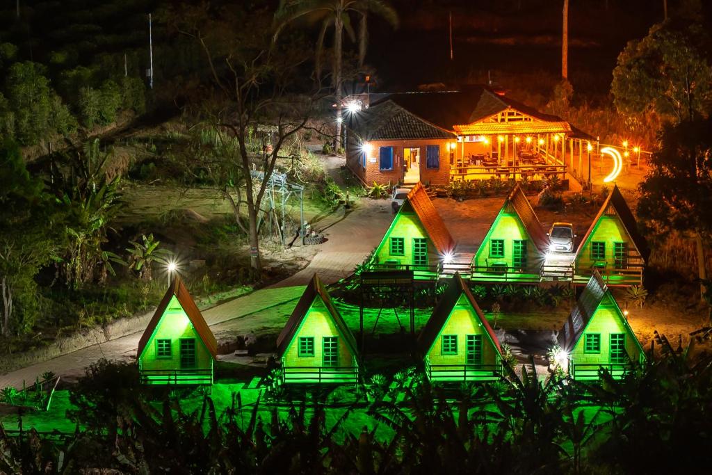 Caparaó VelhoPousada Recanto da Lua的一群夜晚的绿色家园