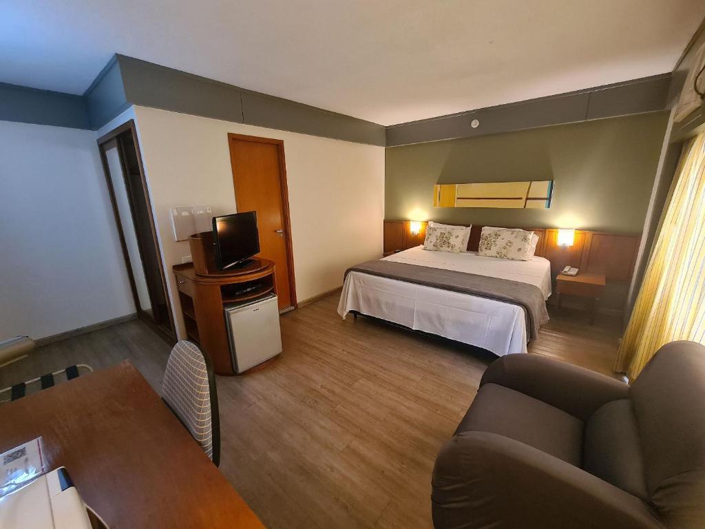 圣保罗Flat Borges Lagoa Ibirapuera c/ garagem UH508的酒店客房,配有床和电视