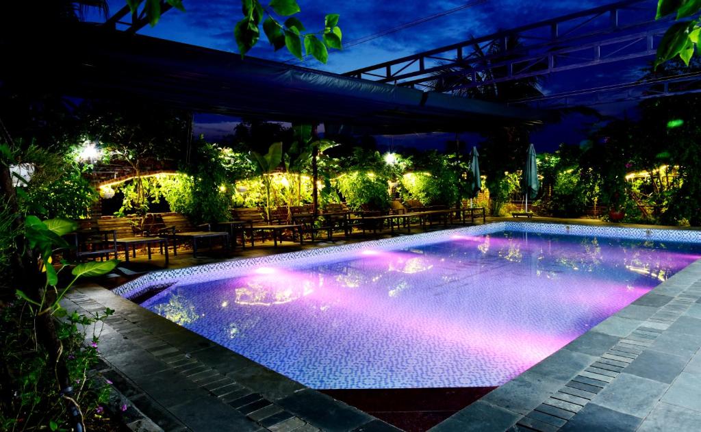 宁平Tam Coc Amanda Villas的夜间游泳池,灯光照亮