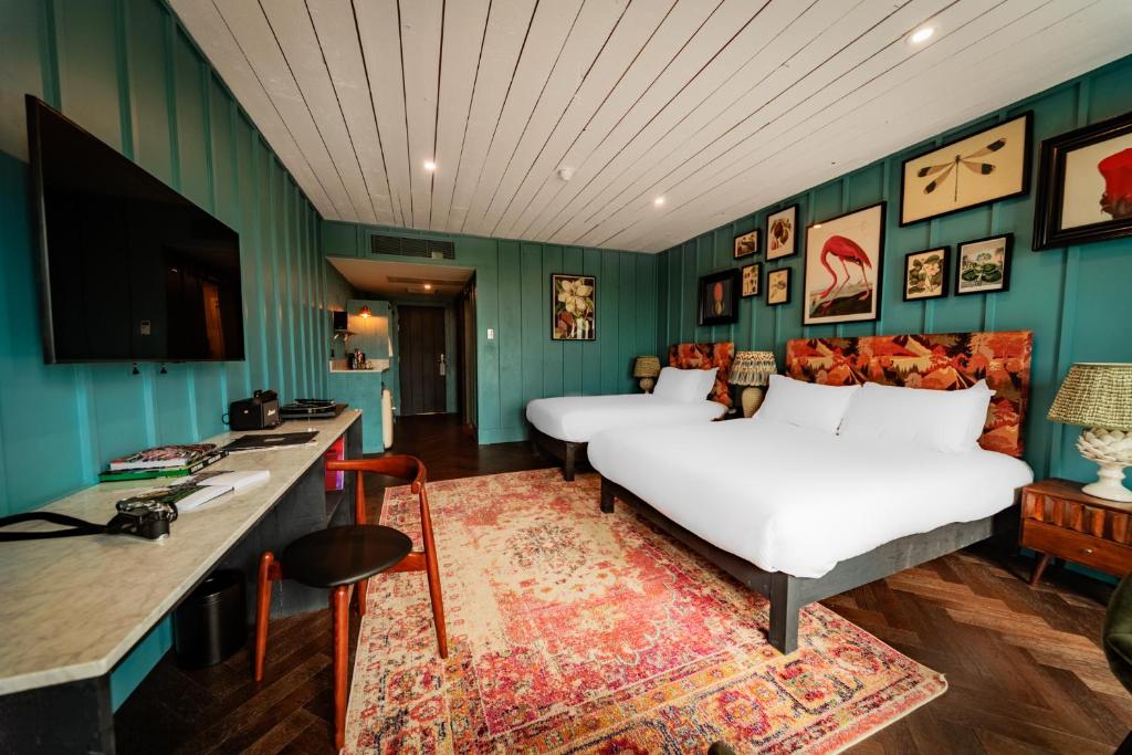 阿斯隆Glasson LakeHouse的酒店客房配有两张床和一张书桌