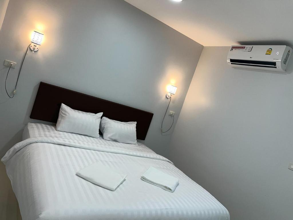 Ban Don Rakเอสซีใสวัฒนา的一间卧室配有一张带两个白色枕头的床