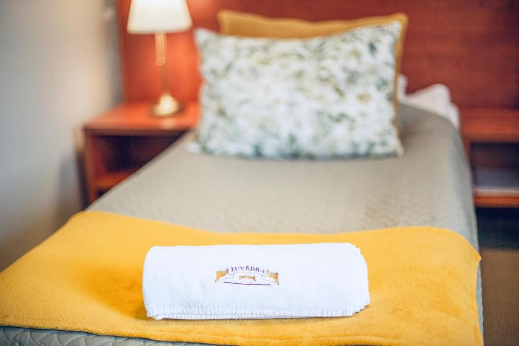 伊格纳利纳苏维德拉酒店的一间酒店客房,床上配有白色毛巾