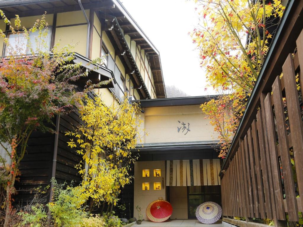 高山游传统日式旅馆的树木建筑的外部景色