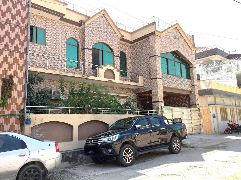 New MīrpurC4 Mirpur City AJK Overseas Pakistanis Villa - Private House & Car Parking的停在房子前面的黑苏夫