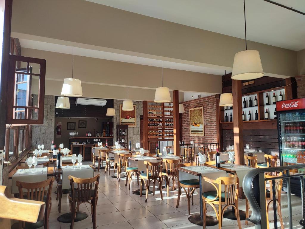 米娜克拉韦罗Coronado Hotel的餐厅内带桌椅的用餐室