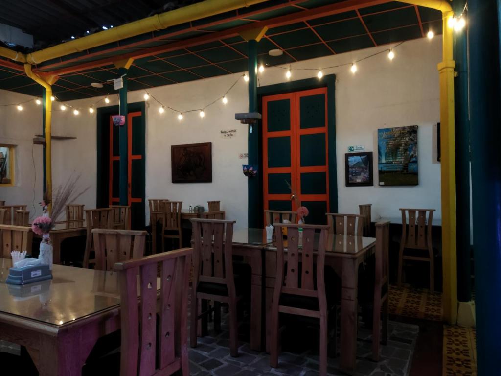 贾丁Jardín es Tuyo的用餐室配有桌椅和灯光