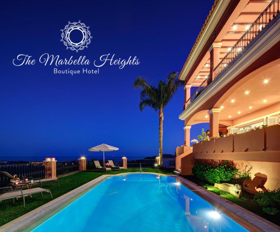 马贝拉马贝拉高地精品酒店的夜间在房子前面的游泳池