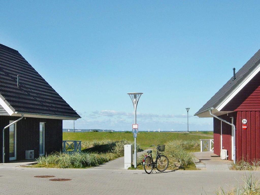 温德托尔夫6 person holiday home in Wendtorf的停在两栋建筑旁边的停车场的自行车
