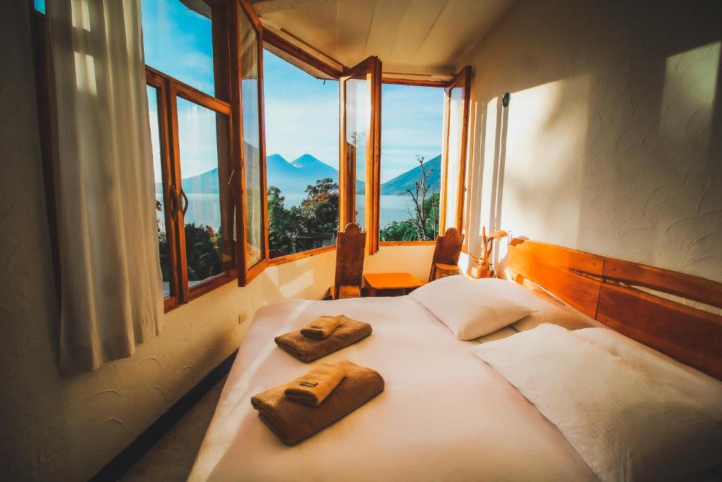 圣马科斯拉拉古纳Lush Atitlán的一间卧室配有一张床,上面有两条毛巾