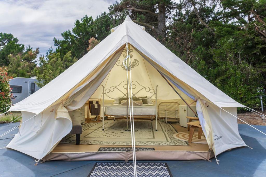 LeithfieldLeithfield Beach Holiday Park的大型白色帐篷,配有一张床