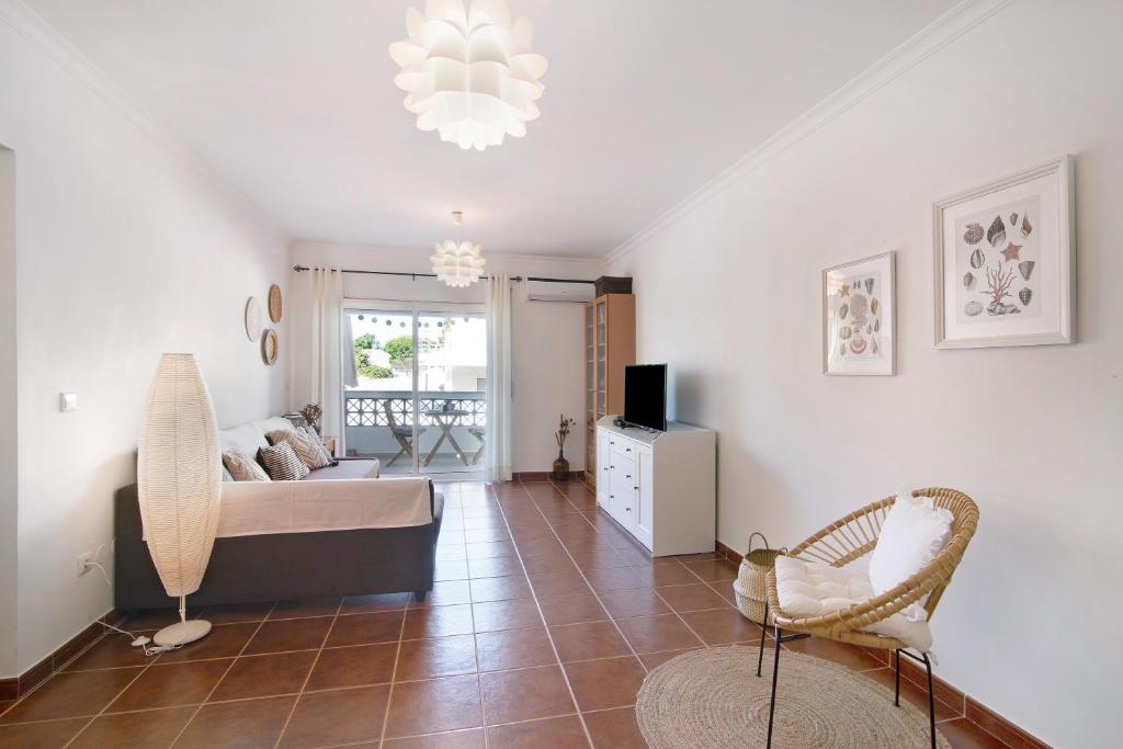 圣卢西亚岛Santa Luzia Apartment Sl016的客厅配有床和沙发