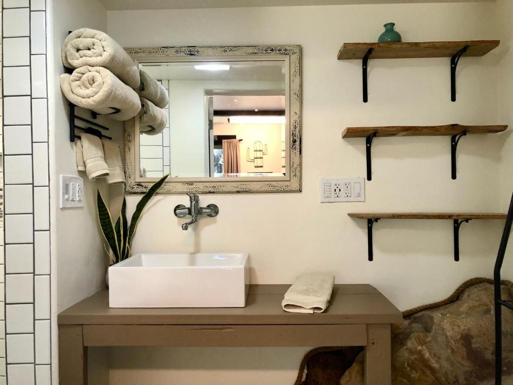 普雷斯科特NEW! Prickly Pear Unique Studio with bathroom built into the rocks的一间带水槽和镜子的浴室