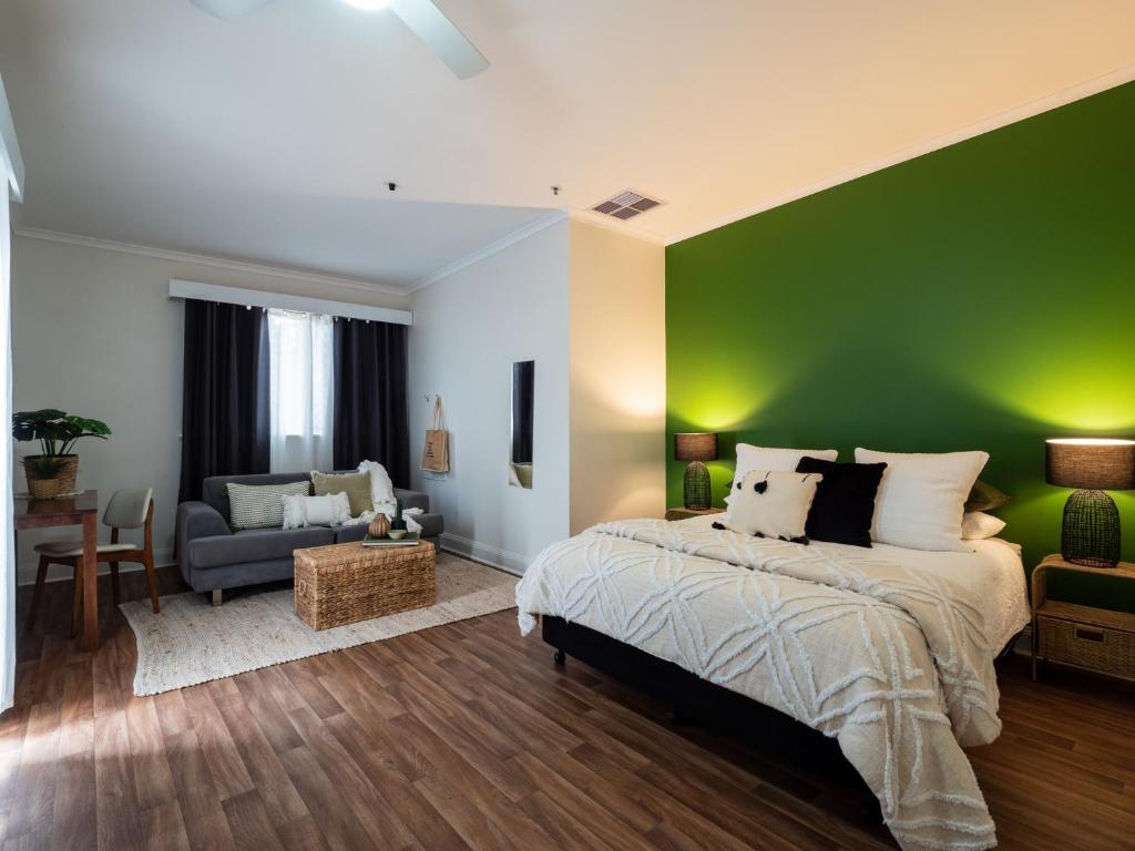本迪戈本迪戈背包客旅馆的一间卧室设有绿色墙壁和一张床